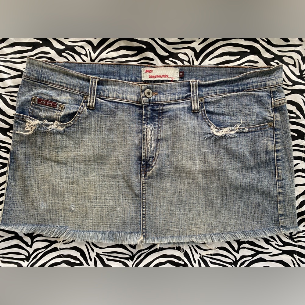 Súper cute vintage low rise distressed raw hem mini skirt from early 2000’s Y2K